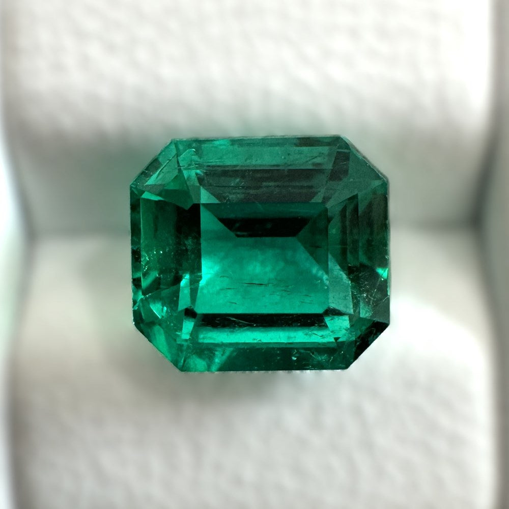 MOHSTEN gemstone guide. Emerald cut green emerald loose