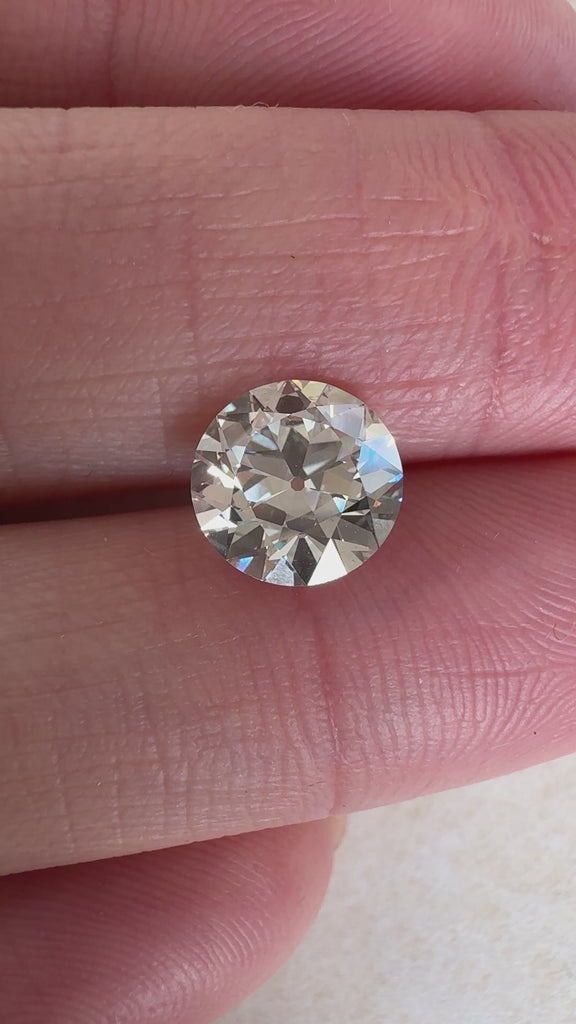 Video of a 1.52ct Old European cut lab diamond sparkling between fingers. Sourced for MOHSTEN custom rings in Auckland.